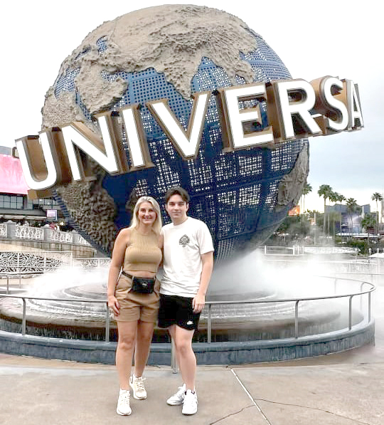 Raquel Polizeli e seu filho Pedro Batista estão vivendo dias exclusivos de aventuras lá pelas terras do tio Sam, nos EUA. É que mãe e filho estão juntos, turistando e se divertindo muito nos incríveis parques temáticos da Disney. Raquel está comemorando o aniversário de Pedro que aconteceu no finalzinho de setembro com este eletrizante roteiro onde juntos eles vivem a magia e o encantamento dessa viagem que é inesquecível a todos que são apaixonados por parques de diversões e entretenimento
