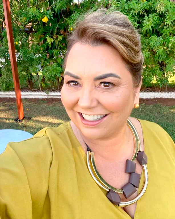 O final de semana foi de festa para nossa querida amiga Silvia Dornelas que estava toda trabalhada na beleza e elegância. O destino foi a cidade de Ribeirão Preto e a missão da bela foi casar os primos Pedro e Claudia. Parabéns Silvia você ficou belíssima e nós registramos aqui esse seu momento fashion