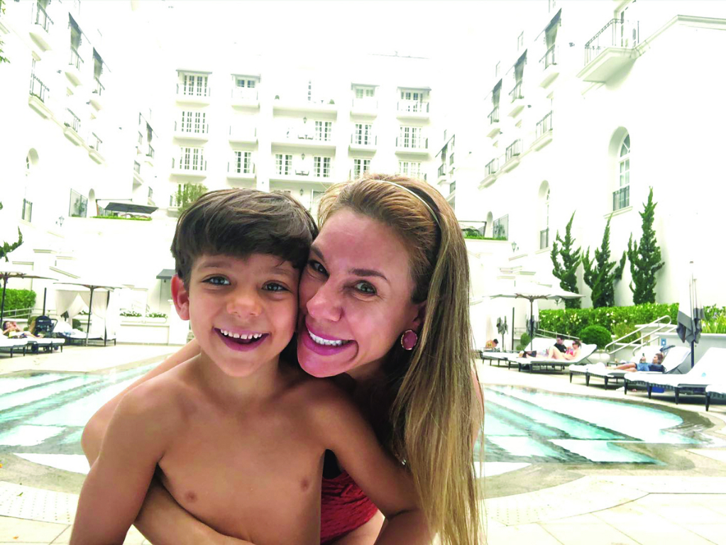 Quem está curtindo uns dias de rainha é a queridíssima Luciana. A bela está hospedada no Palácio Tangará, em São Paulo, e a julgar pela foto que postou em sua rede social, ao lado de seu filho Augusto, o hotel realmente é um verdadeiro palácio, lindo de se ver. É isso aí Lu, aproveite esse merecido descanso pós-pandemia e curta as delícias aí da terra da garoa.