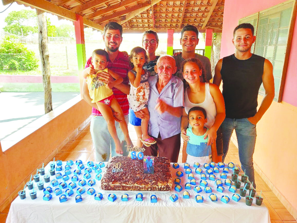 A família de Vilma Araújo se uniu em coro para os “parabéns a você”, em homenagem ao patriarca Teodoro Pedro, que completou 80 anos neste mês. Parabéns Teodoro, muita luz, paz e saúde em sua caminhada.

