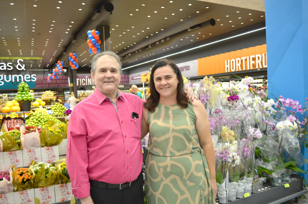 O nosso abraço especial de hoje é dedicado ao Diretor Presidente da rede de Supermercados Porecatu, o senhor José Francisco dos Santos, que comemora mais um ano de vida. O empresário é um ser humano ímpar, um homem cristão e muito estimado aqui na cidade. O dia será de inúmeros cumprimentos que ele receberá de seus amigos, porque pessoas assim colhem sempre uma grande safra de amigos, e também dos fiéis que frequentam a igreja Família RB, onde atua como Pastor. Parabéns “Seo Zé do Porecatu”, que esse dia iluminado seja apenas o começo de um novo ciclo de muita paz na sua vida e que você continue trilhando os caminhos da vida com esse coração amoroso que tem, pois, sua generosidade e sua fé contagiam a todos. Que Deus faça resplandecer em sua vida o amor, a saúde, a paz e que as bênçãos sejam incontáveis em seus dias.  Feliz aniversário!!! Na foto José Francisco dos Santos e sua esposa Cinara Antonioli dos Santos