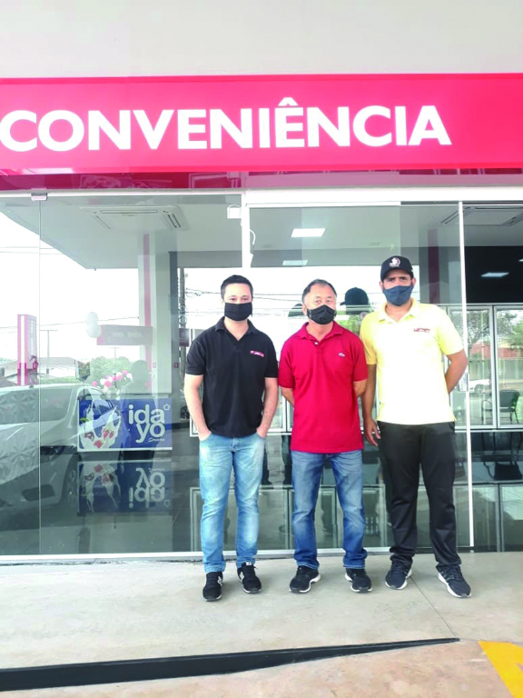 Votuporanga ganhou ontem o Posto de Combustivel Petrobom que fica localizado na Avenida Prestes Maia, 1854 (Av. da Estação).  Na foto o registro dos sócios proprietários Rafael, Wilson e Daniel em manhã de inauguração
