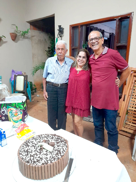 A sexta-feira hoje é de festa para João Rocha Júnior que comemora seus 91 anos de vida e celebra a alegria deste dia festivo junto de seus familiares e amigos que irão cumprimentá-la pela data querida. O carinho especial ele recebe de sua filha Luce Mary, de seu genro Edvaldo Tonim, conhecido como o Chumbinho do pastel e também de sua sobrinha Francismar Ferreira Lopes que lhe dedicam todo o amor e afeto nessa data querida. Parabéns João Rocha, que neste seu aniversário, não faltem abraços, paz, amor e muitos bons motivos para sorrir e que esse dia iluminado seja apenas o começo de um novo ciclo, feliz, abençoado e de muita saúde na sua vida. Feliz aniversário!!!