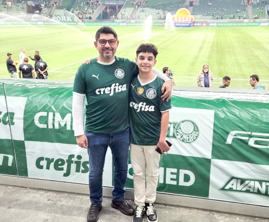 Dr. Fabiano Natividade Cardoso abriu um espacinho em sua tumultuada agenda para dedicar um lindo post em sua rede social parabenizando seu filho Enzo, que completou 13 anos de vida ontem. Realmente muito emocionante a dedicatória do pai para o filho, lindo de se ver uma declaração de amor assim, tão real, tão apaixonada e tão Palmeirense . Parabéns Enzo, que esse aniversário seja especial e apenas o começo de um novo ciclo de muitas realizações em sua vida 