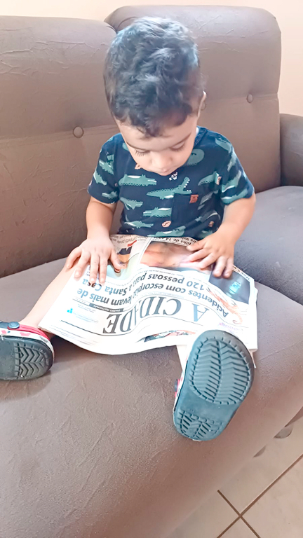 Luiz Octávio é um lindo garotinho de apenas 1 ano e 9 meses, e a primeira coisa que ele pede quando chega na casa de sua tia avó é para ver o jornal A Cidade, que sua tia prontamente coloca em suas mãos, e ele vai até a sala, senta no sofá e folheia o jornal. É o seu momento relax com certeza. Essa atitude de Luiz Octávio enche de orgulho e alegria o coração do papai Thiago Figueira dos Santos e da mamãe Mariana Sartori e também da tia avó Ana Maria dos Santos que é assinante assídua de nosso jornal 