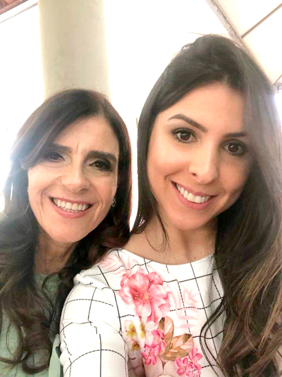 A quinta-feira será alegre e festiva para a jovem e bela Aline Amendôla Scamatti, que comemora mais um ano de vida e recebe seu dia especial com muito amor em gratidão a DEUS pelo dom da vida. Ela celebra a alegria deste dia ao lado de seus amigos e familiares e recebe os cumprimentos especiais de sua mãe Lu Amendôla Scamatti, que lhe dedica todo o amor e felicidades para a filha aniversariante. Parabéns por este dia tão especial, que ele seja repleto de abraços calorosos e agradáveis surpresas. E que você tenha sempre bons motivos para manter esse lindo sorriso no rosto. Feliz dia e feliz idade nova! Na foto, Aline e sua mãe Lu Sacamatti