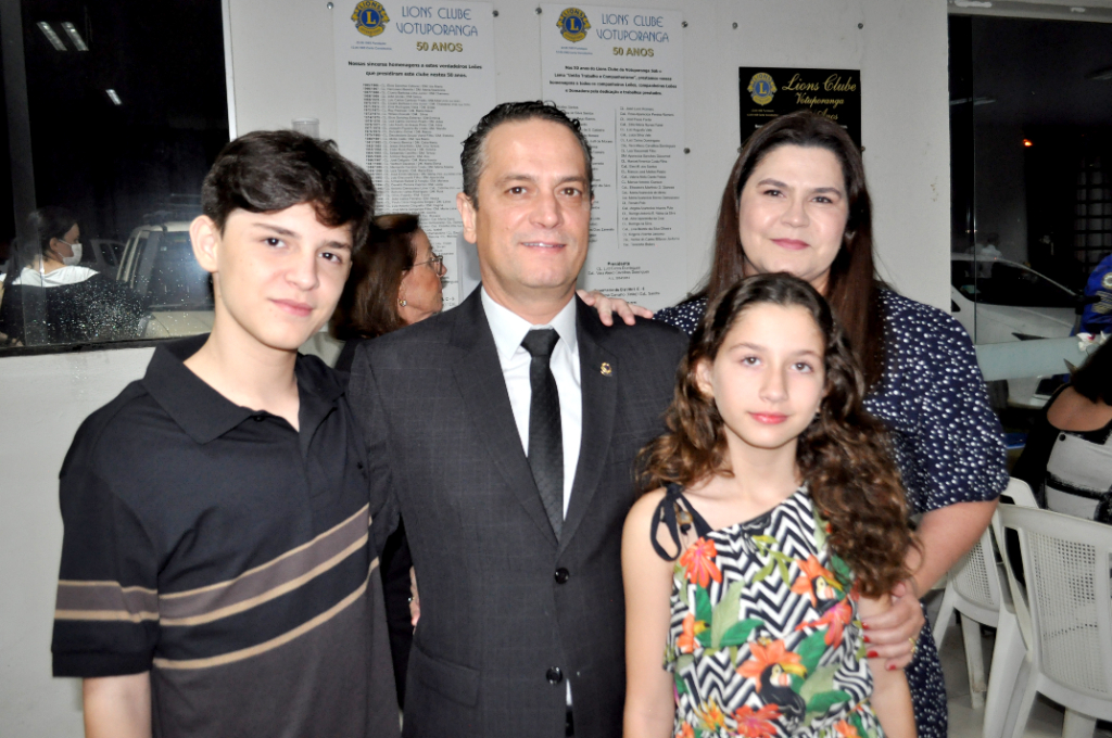 Hoje é dia de parabenizar o médico cardiologista dr. João Ferreira Anísio Filho, que comemora seu aniversário nesta quinta-feira (19) e recebe os parabéns de sua esposa dra. Josiany Souza de Lima e também de seus amigos e familiares, de quem recebe os calorosos abraços. Parabéns, dr. João Anísio, que o dia seja intenso de boas energias, agradáveis surpresas e muitas felicidades. Na foto, João Anísio com sua esposa dra. Josiany Souza de Lima e seus filhos João Anísio Ferreira Neto e Laura Lima Ferreira
