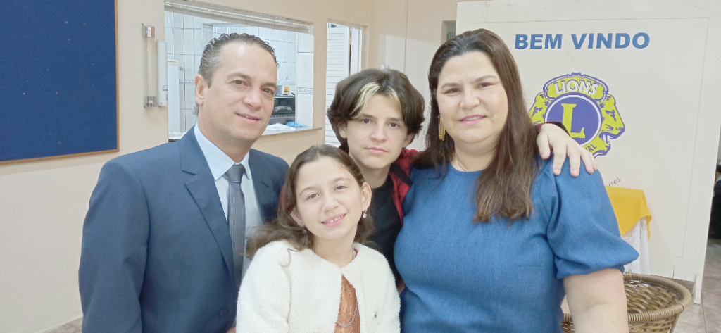 Dia de parabenizar o médico cardiologista, dr. João Ferreira Anísio Filho, que comemora seu aniversário nesta quarta-feira (19) e recebe os parabéns de sua esposa Dra. Josiany Souza de Lima e também de seus amigos e familiares de quem recebe os calorosos abraços. Parabéns dr. João Anísio, que o dia seja intenso de boas energias, agradáveis surpresas e muitas felicidades. Na foto João Anísio com sua esposa dra. Josiany Souza de Lima e seus filhos João Anísio Ferreira Neto e Laura Lima Ferreira