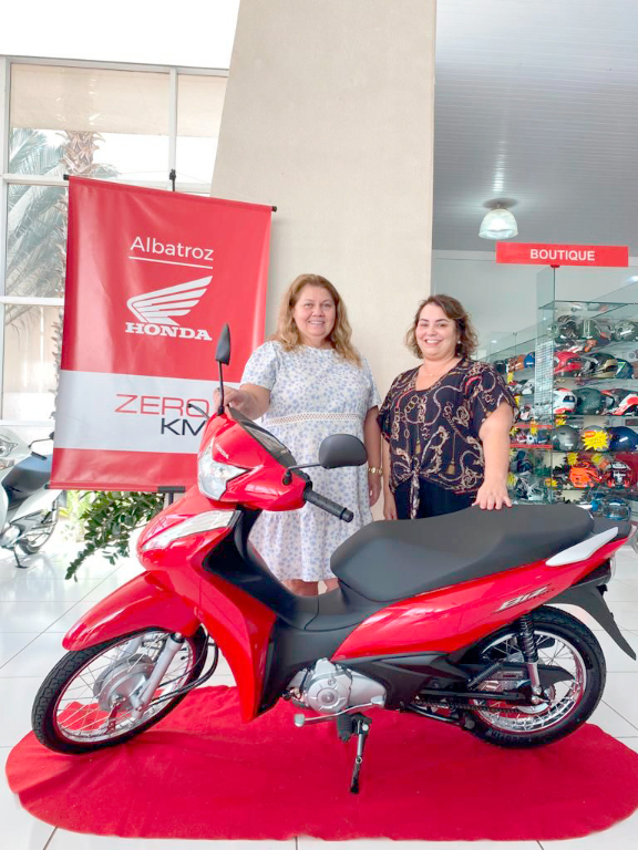 A APAE de Votuporanga comemorou na última sexta-feira o aniversário de 50 anos de fundação e como quem faz aniversário ganha presente o grupo Ville Gramadão presenteou a entidade com uma moto Biz 0 KM que será sorteada na tradicional campanha de prêmios que a APAE realiza todos os anos. Na foto a gerente do Ville Hotel Gramadão, Silvia Dornelas e Márcia Gianoti, Presidente da APAE de Votuporanga. Agora é só participar do sorteio e torcer os dedinhos, e claro chamar a sorte que ela vem. Parabéns a APAE pelo excelente trabalho desenvolvido por todos esses anos e parabéns também a atitude do empresário Valmir Dornelas, que está sempre presente colaborando com doações nas ações solidárias aqui da cidade. Deixo aqui para Márcia e para o Valmir uma frase que diz muito sobre o trabalho voluntário de vocês dois: 
“As mãos que fazem valem mais que os lábios que rezam”- Madre Tereza de Calcutá 
