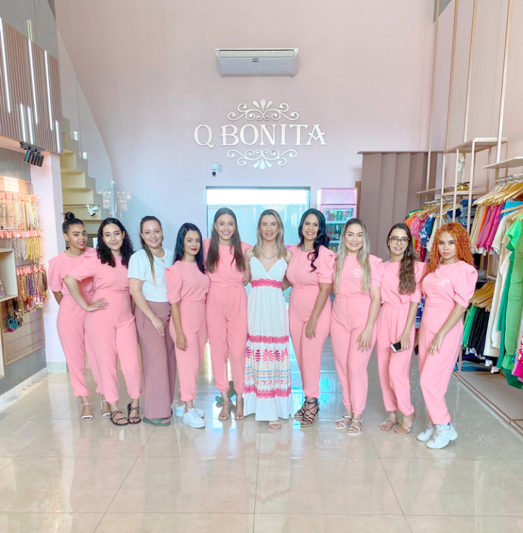 A loja de roupas femininas Q- BONITA se encontra em festa comemorando seus 5 anos de atividades comerciais aqui em Votuporanga. A loja está toda enfeitada e cheia de promoções para presentear você cliente amigo. Os sócios proprietários Bárbara Zanata e seu esposo Adailton Renan Santos Oliveira agradecem a toda a equipe de colaboradores que atuam na loja e também a todos os clientes que contribuíram para esses 5 anos de sucesso aqui em Votuporanga