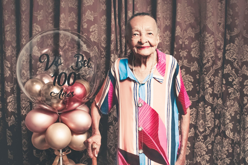 Com as bênçãos de Deus e com muita saúde, vó Bel comemorou ontem seus 100 anos de vida. A centenária se orgulha de um século vivido com honestidade e muita fé. Mãe de seis filhos, Omilde, Claudelice, Guiomar, Carlinhos, Israel e Maria (in Memória). A família se multiplicou e esses seis filhos se uniram em casamento somando: quatro genros, duas noras, 12 netos, 23 bisnetos e 1 tataraneto. O dia foi de gratidão a Deus pela vida da centenária e confraternização de toda a família. Parabéns Vó Bel!!!