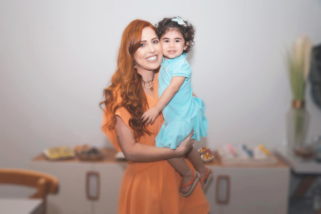 Camila Armindo e sua linda princesa Bia, fazendo caras e bocas em dia de ensaio fotográfico, que aliás ficou lindo de se ver. É adorável visitar a página da Influencer digital em sua conta no insta e deparar com uma sucessão de fotos, uma mais linda que a outra. Parabéns a mãe e filha pela cumplicidade e fotogenia de ambas.