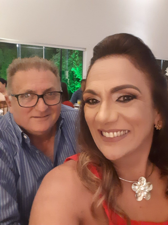A semana começa alegre e festiva para Ariadne Palhares, que celebra mais um ano de vida! Seus amigos e colegas da Converd, onde Ariadne trabalha, estão radiantes de gratidão pela amizade e se juntam a ela nesta celebração da vida. Ela também recebe um carinho especial do marido, Luís Claudio Palhares, e de toda sua família. Parabéns, Ariadne! Que seu próximo ano de vida seja leve, feliz e abençoado por Deus!