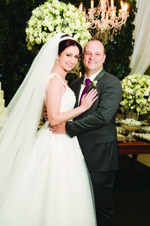 Inara Lúcia Brotos e João Brotos Júnior comemoraram 6 anos de casados no último dia 15. Em sua rede social, Inara   fez uma linda declaração, onde retratou com muita autenticidade o que realmente é um casamento. Entre beijos, abraços e chamegos, ela relata que a vida a dois é ótima quando compartilhada com muito amor, respeito, cumplicidade, lealdade e parceria. Parabéns ao casal que brinda suas “Bodas de Açúcar”, que Deus multiplique o amor.