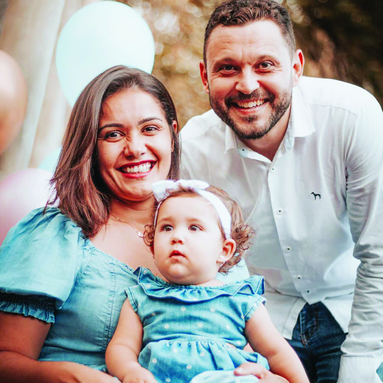 Quem está radiante é Tatiane Leão e Eduardo Lopes Neves Filho, também pudera, o casal está celebrando o primeiro aninho de vida de sua princesa Elisa de Oliveira Leão Neves. Em sua rede social, Tati é pura alegria em fotos lindas com a filha. A mãe de Elisa também comemora o sucesso que fez como interprete de libras na campanha eleitoral de Jorge Seba. Tatiane Leão mostrou todo o seu profissionalismo e deu um verdadeiro show de interpretação na linguagem de sinais. Parabéns aos pais e a pequena Elisa. Que papai do céu te abençoe e te guarde com muita saúde e alegrias. Feliz vida!!!