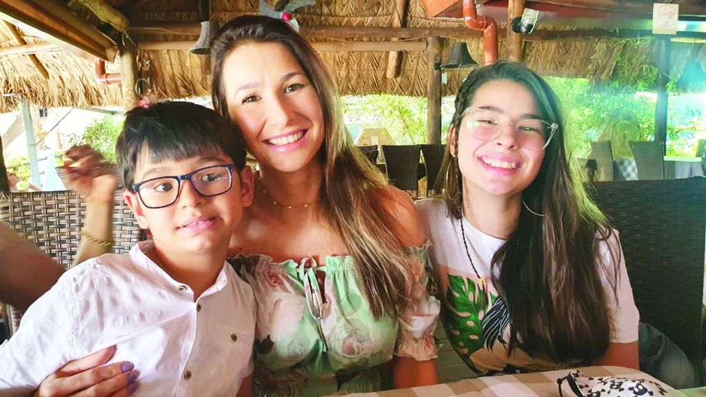 A nutricionista Yeda Nunes da Silva curtindo o dia dos filhos ao lado de Davi e Isabela. E nada mais  justo para uma mãe nutri comemorar junto à mesa e claro com uma refeição saudável e balanceada, coisas de mãe nutricionista