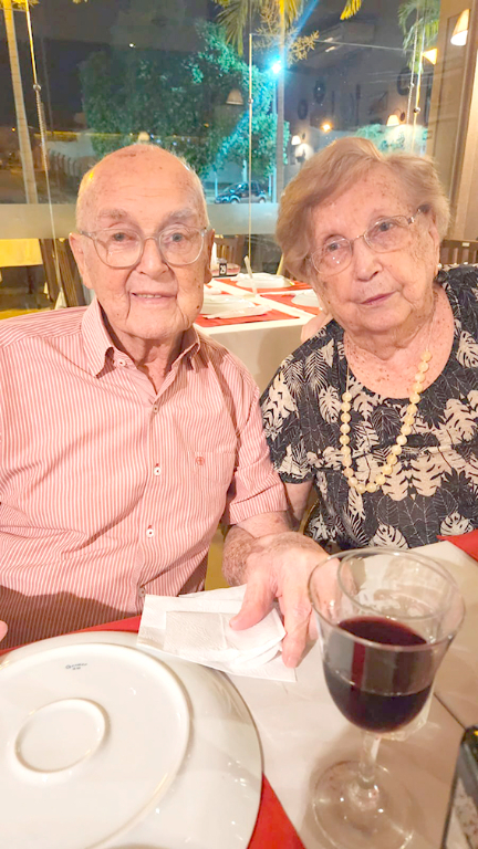 Amanhã (27) o domingo será de festa para a família Matavelli, que comemora com muita gratidão e alegria os 94 anos de vida do patriarca Ivo Henrique Matavelli. Ele compartilha este dia feliz junto de sua família e recebe o carinho da esposa Alayde, dos filhos Fernando, Ivo Júnior, Ana Maria e Luis Celso, das noras Marisete e Lara e dos netos Fernando Júnior, Augusto, Rodrigo, Henrique, Ieda e Nicolas. Parabéns ao feliz aniversariante, que as bênçãos de DEUS sejam multiplicadas sobre sua vida lhe trazendo muitas felicidades