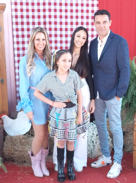 Weligton Robson Pena de Oliveira é o feliz aniversariante deste sábado e comemora seu dia festivo cercado pelo amor e carinho de sua esposa Gisele Rodrigues Pinheiro de Oliveira e suas filhas Rayane e Rayssa Pinheiro de Oliveira. Ele também recebe os cumprimentos de todos os seus amigos e demais familiares. Parabéns, Weligton, pelo aniversário, muita saúde, paz e sucesso em sua caminhada!