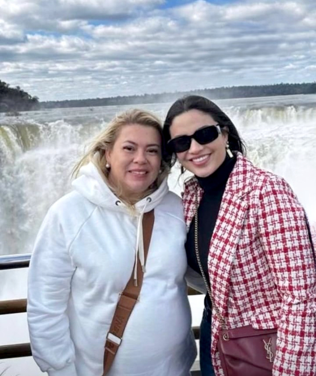 O último domingo, (15), foi muito especial para Elizângela Garcia, assessora do prefeito de Álvares Florence, Adilson Leite. Ela celebrou o dom da vida ao lado de seu marido Reginaldo, famíliares e amigos, que formaram uma verdadeira fila para cumprimentá-la e lhe desejar um novo ciclo repleto de felicidades, sucesso e muitos momentos de alegria. Parabéns, Elizângela! Que este novo ano de vida seja repleto de boas surpresas e sonhos realizados! Na foto, a aniversariante Elizângela e sua amiga Daiany Beleza as margens das Cataratas de Fóz do Iguaçu.
