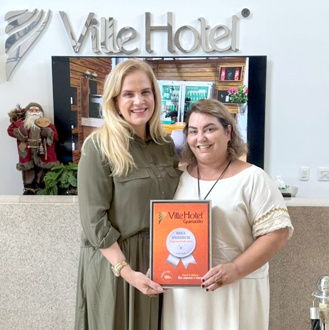 Grazi Cavenaghi entregando um certificado de participação a Silvia Dornelas, gerente do Ville Hotel Gramadão, como forma de gratidão e reconhecimento por acreditar e investir no projeto InspireAção 2024. Agradecemos imensamente pelo apoio e por contribuir para o sucesso desta iniciativa, que tem sido inovadora e reveladora para os empresários e equipe de colaboradores de Votuporanga e região!