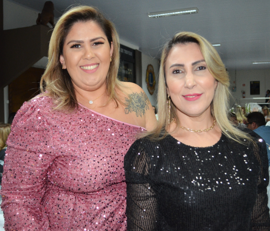 As loiras e belas Denises, isso mesmo, as assessoras parlamentares da Câmara Municipal de Votuporanga assinam o mesmo nome, porém uma é Denise Rautch e a outra Denise Peres e estiveram prestigiando a posse de João Vitor e sua diretoria na noite da última sexta-feira no Lions Clube Votuporanga