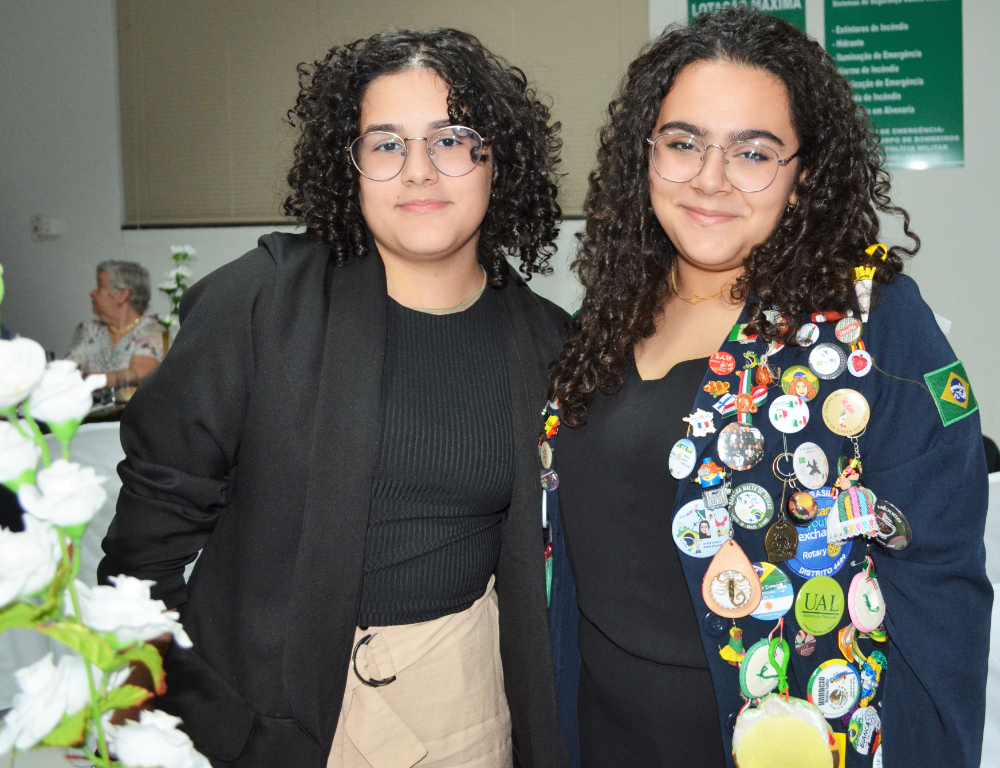 As irmãs Marlene e Manoela Garcia Dumbra prestigiando a posse da nova diretoria do Leo Clube Votuporanga que aconteceu na noite da última sexta-feira na sede do Lions Votuporanga, ocasião em que João Vitor foi reconduzido à presidência. Manoela Dumbra é recém chegada do México onde passou 11 meses na Cidade do México em intercâmbio Rotário, enviada por intermédio do Rotary Clube Novas Gerações de Votuporanga