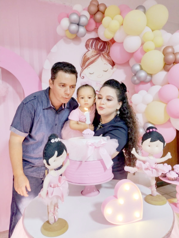 O último domingo foi de festa para o casal Lucas Bianchin e Vanessa Bono Bueno Bianchin, que celebram com muita alegria e gratidão o primeiro aninho de vida de sua princesinha,Heloísa Bueno Bianchin. A festa reuniu familiares, amigos, madrinhas e padrinhos que foram parabenizar a aniversariante e curtir o mundo rosa da pequena Helô, que assoprou a primeira velinha de muitas que virão. Que papai do céu te abençoe e que você cresça cercada pelo amor, carinho e proteção de sua família e de DEUS.