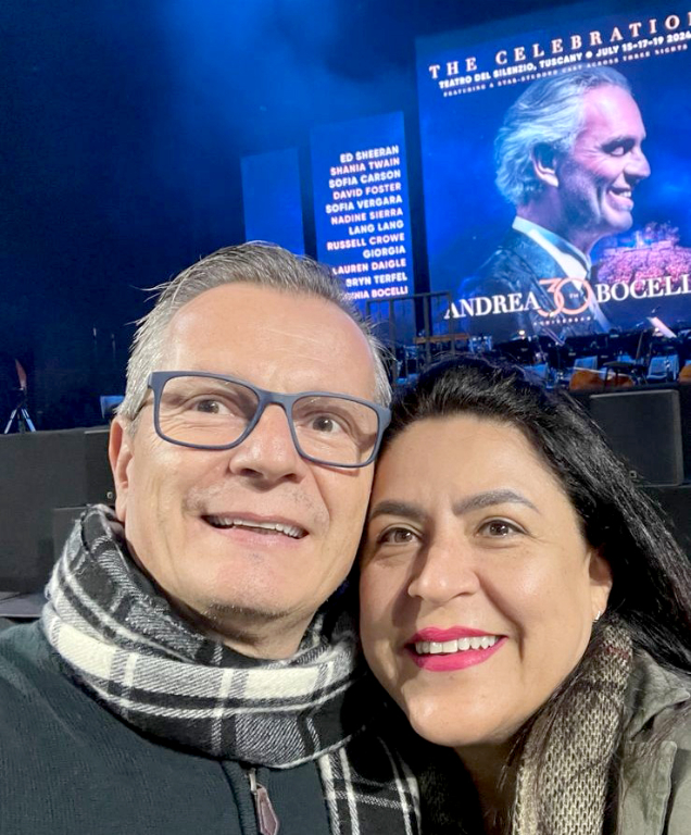 Os parabéns especiais do último sábado, (21), foram dedicados a Elaine e Juninho do Garfus, que celebraram sua “Bodas de Hematita”, e isso significa que há 28 anos os dois se uniram pelos sagrados laços do matrimônio, para juntos construírem uma linda e sólida história de amor ao lado das filhas Bruna e Laura, que foram os lindos frutos dessa união. Parabéns ao casal e que DEUS multiplique as bênçãos e o amor que vos uniu. Que venham muitos mais anos de alegria, surpesas boas e muitos netinhos! 