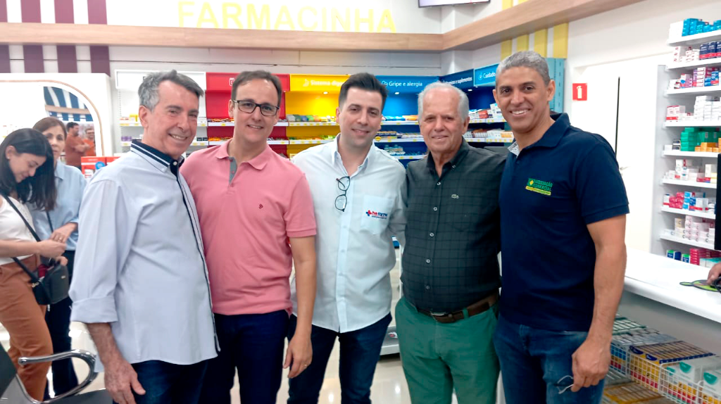 João Herrera e seu filho Hilário Herrera recebendo o abraço dos amigos; Glauco Ventura, Osvaldo Caproni e Vanderlei Junqueira que foram parabenizar a família Herrera por mais essa grande conquista