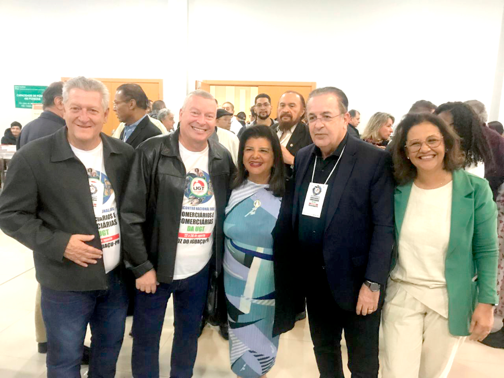 Lia Marques, presidente do Sincomerciários de Votuporanga, está participando do Congresso Comerciário em Foz do Iguaçu. Durante o evento, ela teve a oportunidade de se encontrar com Luiza Helena Trajano, diretora do Magazine Luiza, e com o Deputado Federal Luis Motta, além de interagir com os dois palestrantes do congresso. Uma experiência enriquecedora para todos os envolvidos!