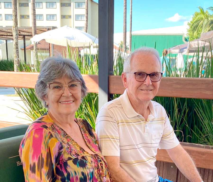 Festa na família Araldi que comemora com muita alegria os 55 anos de casados de Diorandi Araldi e Maria. Ao longo desses anos o casal registrou uma linda história construída com muito amor e cumplicidade, e a família brinda com muita alegria a união dos pais que celebraram suas “Bodas de Ametista” no dia 14 de dezembro. Os filhos Nei Araldi, Neia, Aline e seus familiares se uniram aos pais e foram comemorar todos juntos o aniversário de casamento dos pais no Taua Resort em Atibaia, de onde foi feito esse lindo registro de Diorandi Araldi e sua esposa Maria. Parabéns ao casal, sintam-se abraçados por esta data memorável 