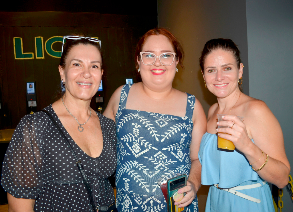 As advogadas Adriana Favero, Carolina Pontes Barboza e Gabriela Vizoná, prestigiando festa de confraternização da OAB que reuniu a classe para uma deliciosa festa para celebrar as coisas boas do ano de 2023 e projetar os planos e perspectivas do próximo ano que se anuncia  