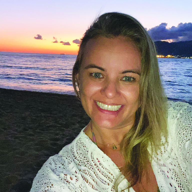 Um belo registro de Adriana Regina de Paula curtindo com os amigos dias de mar e sol, na praia do Curral, em Ilha Bela. Bela mesmo ficou a Adriana nessa foto. #Arrasou