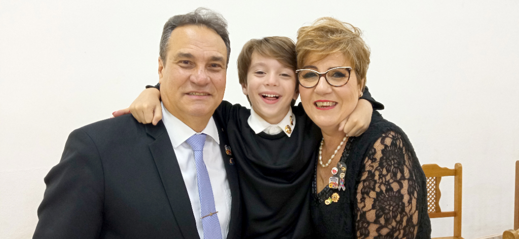 A semana começa festiva para Luiz Antonio Chiquetto, que comemora a chegada de um novo ciclo na próxima segunda-feira (23) e compartilha a alegria da dádiva da vida ao lado de sua esposa Regina Chiquetto e de toda a sua família. Os amigos também registram as felicitações ao aniversariante e ele recebe os calorosos cumprimentos de seus companheiros do Lions Clube Brisas Suaves, de onde é membro atuante. Parabéns, Luiz, muita saúde, força, fé e conquistas para o novo ano de vida que se inicia.