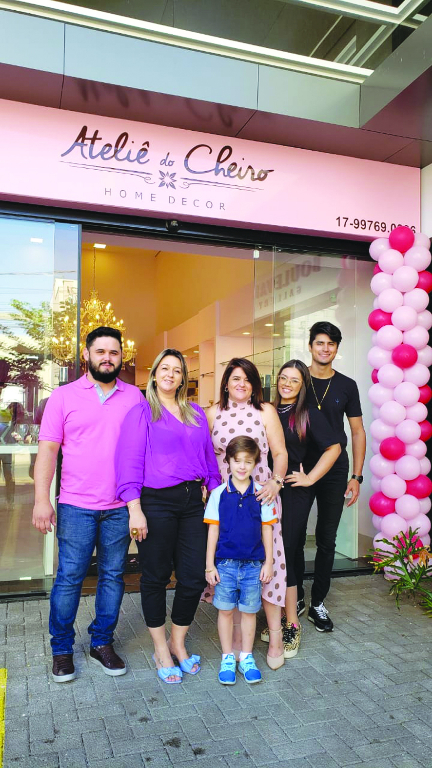 A Boulevard Gallery da rua Pernambuco ganhou um charme todo especial com a recém inaugurada loja de aromas Ateliê do Cheiro. A loja oferece aromatizadores de ambiente artesanal, com produção própria. A família Celles está realizada e feliz com seu mais recente investimento em Votuporanga
