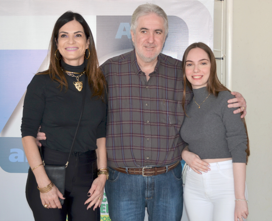 A bela e jovem Bruna Vasconcelos, aniversariante de hoje, celebra o dom da vida hoje cercada pelo carinho de seu pai, o advogado Celso Penha Vasconcelos e sua mãe Andrea Penha Gregório Vasconcelos, juntos dela nesta foto. Parabéns pelo dia de hoje, que este aniversário seja especial e de início a um ano de vida maravilhoso 