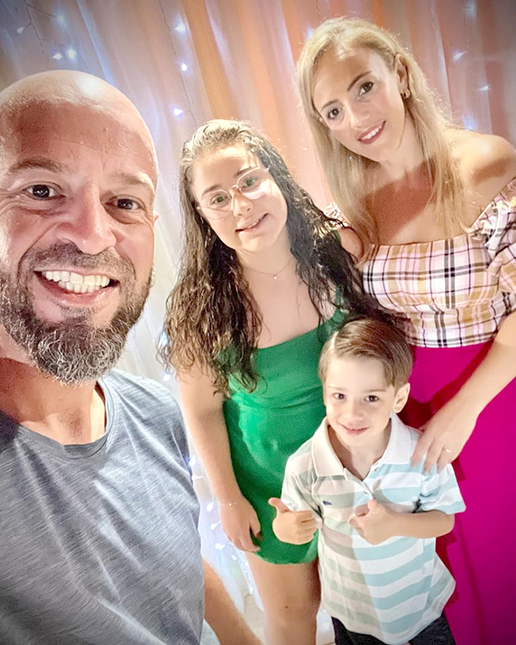 Quem consta na lista dos aniversariantes desta terça-feira (1º) é Leandro Mello, que comemora 
mais um ano de vida e compartilha seu dia de felicidade ao lado de sua esposa Ana Paula e rodeado pelo carinho de sua família e de seus amigos. Desejamos um feliz aniversário, cheio de paz, saúde, amor e tudo o que lhe trouxer felicidade
