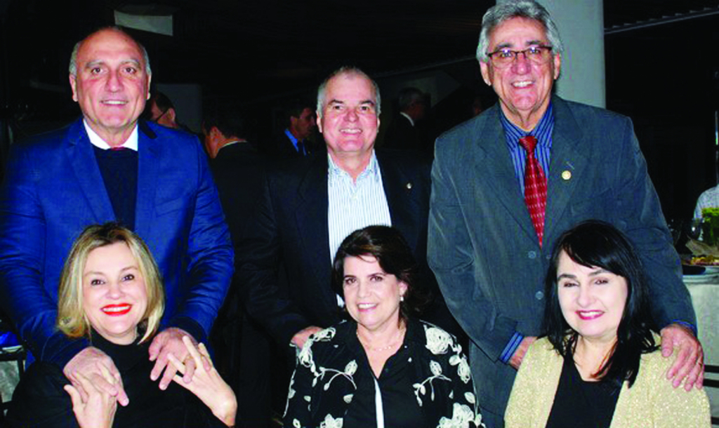 Registro especial dos casais de amigos curtindo uma animada noite Rotariana. E nós pegamos carona na foto para cumprimentar hoje, Tânia Grassato Mechi (centro), que comemora seu aniversário ao lado de seu esposo Mechi e toda sua família e amigos. Na foto com os casais: Ivo Matavelli Júnior e Marisete e Edson Agostinho e Solange. Parabéns Tânia, chuva de bênçãos sobre tua vida!