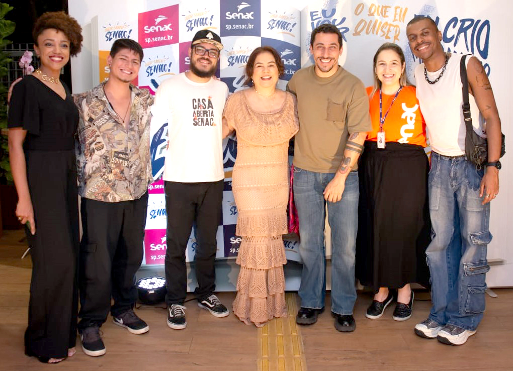 Ainda nos bastidores do desfile “Conexões da Moda”, a equipe por traz da comunicação do Senac, Ana Paula Vieira, Luca Alves, Davi Gasparotti, Eliane Godoi, Well Gama, Mariana Miotto e Mauro de Brito.