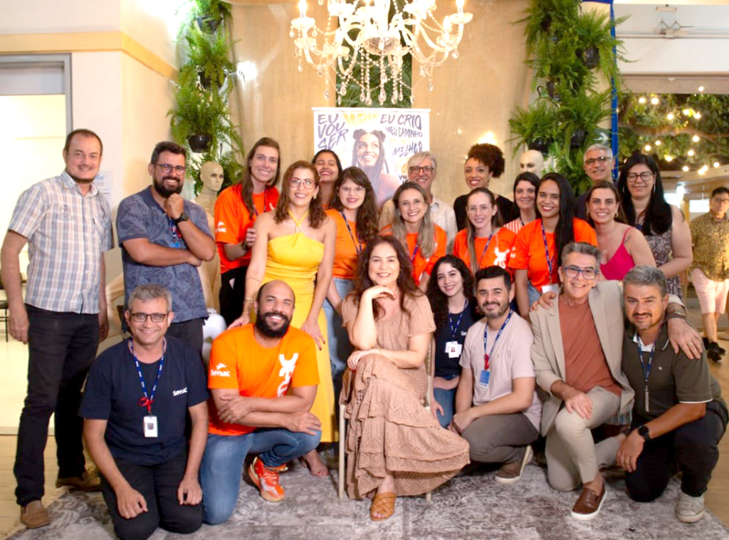 Desfile "Conexões da Moda" no Senac de Votuporanga:
Na noite de terça-feira, 12, o Senac de Votuporanga promoveu o desfile Conexões da Moda, idealizado pelos estudantes dos cursos de Costureiro e Estilista de Moda. Um registro especial feito de toda a equipe maravilhosa do Senac e ao centro, a gerente da unidade, Eliane Godoi. Os cursos são oferecidos em parceria da Prefeitura por meio da Secretaria de Desenvolvimento Econômico.

