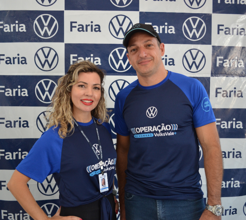 A supervisora de vendas da concessionária Faria Veículos em Votuporanga, ao lado de Rodrigo Baida, diretor do Grupo Faria, que comanda as concessionárias Volkswagen  de Votuporanga, Fernandópolis e Jales