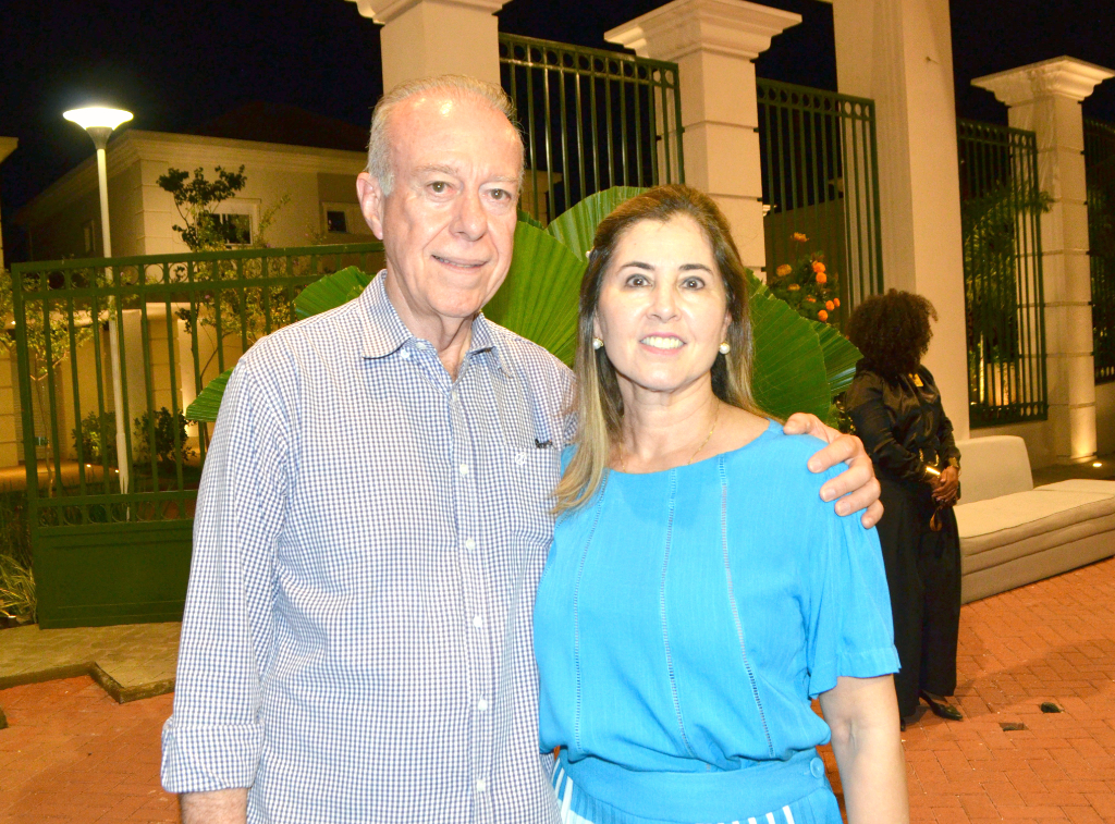 Luiza Donaire Vilar comemora amanhã, dia 21, a chegada de um novo ciclo de vida.
As homenagens e demonstrações de carinho vêm do esposo João Vilar, dos filhos Daniel e Lívia, além de amigos e familiares. Feliz aniversário Luísa, que essa data especial, repleta de afeto e boas vibrações e  que não faltem motivos para sorrir e celebrar cada instante deste dia alegre e festivo.
