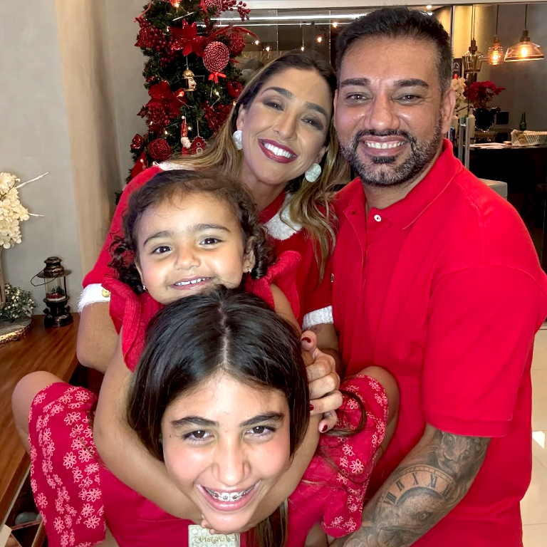 Dani Costa Peralti, juntamente com seu marido Claudio Peralti e suas filhas Louise e Elis, celebrou a magia do Natal com muito amor e alegria. Todos se vestiram com a cor que a data pede para entrar no clima festivo e compartilhar esse momento especial juntos, irradiando luz e calor em cada sorriso. Que a união e o espírito natalino estejam presentes em todos os lares nesta época do ano!
