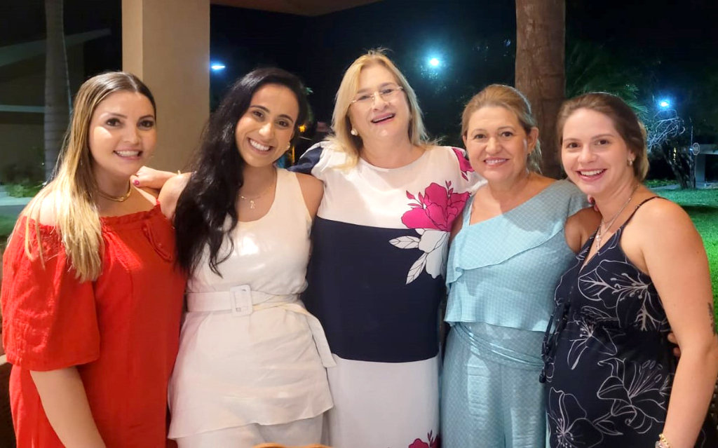 No último dia 18, a aniversariante Nelma comemorou com muito entusiasmo mais um ano de vida, celebrando o dom da vida rodeada por  pessoas mais que queridas. A festa foi um verdadeiro reflexo de sua alegria e gratidão, reunindo amigos e familiares em uma noite especial e repleta de emoções. Entre risos, abraços e momentos de carinho, Nelma compartilhou ao lado de seu marido Dimas Geraldo, essa data marcante com aqueles que fazem parte de sua história, eternizando memórias inesquecíveis que ficarão para sempre no coração de todos.