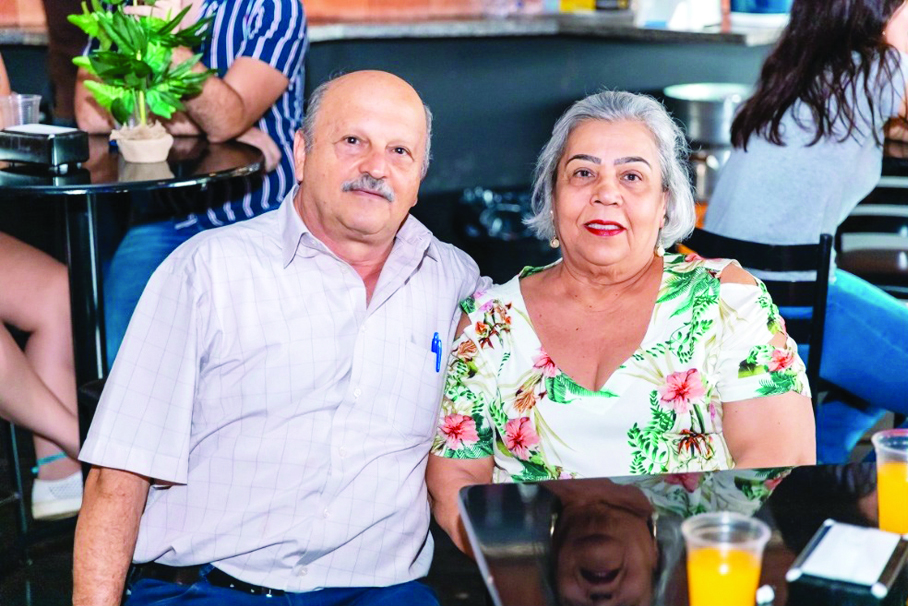 Waldenir Aparecido Cuin é o aniversariante desta terça feira. Na foto com a esposa Emili