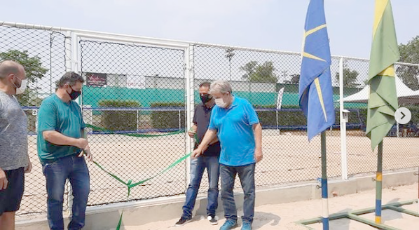 O final de semana foi intenso lá pelos lados do Assary Clube de Campo, que inaugurou no sábado (25) suas três quadras de Beach Tennis. Para marcar o evento, o clube realizou um grandioso torneio de Beach Tennis, que contou com a participação especial dos associados e seus familiares em uma grande festa esportiva. O prefeito Jorge Seba compareceu ao evento e inaugurou oficialmente as três quadras, abrindo o torneio arriscando umas jogadas do esporte que é o queridinho do momento. Parabéns aos organizadores do torneio, que foi um sucesso, e ao Assary por mais este benefício que proporcionou aos seus associados.