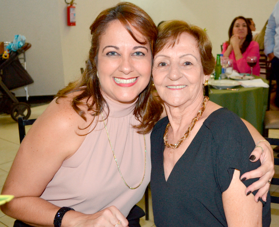O diretor do Procon de Votuporanga e presidente do Rotary Club de Votuporanga, Leandro Vinicius Conceição, e sua esposa Karina do Carmo, assessora do deputado estadual Carlão Pignatari, presentes no salão de festas do Hotel Firenze na noite do último sábado, ocasião em que se comemorou os 77 anos da ACV com um delicioso jantar dançante.