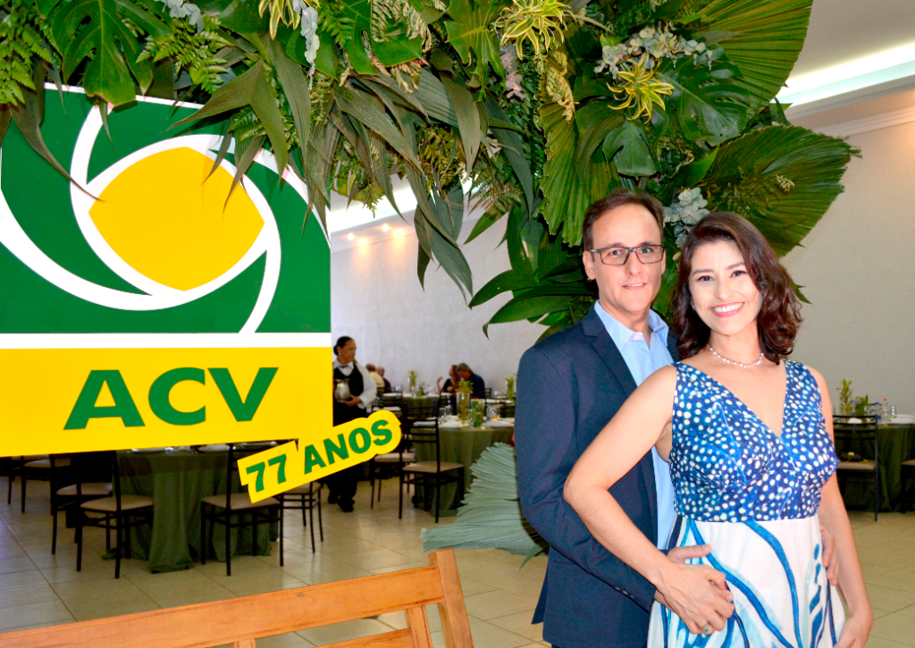 O casal anfitrião da noite, Glauco Ventura e sua esposa Denise Galvão Silveira, recepcionou no último sábado, no salão de festas do Hotel Firenze, comerciantes da cidade para juntos comemorarem os 77 anos de fundação da Associação Comercial de Votuporanga. A noite foi realmente maravilhosa, e o jantar dançante foi um luxo só, o cardápio arrancou muitos elogios dos presentes que foram prestigiar a ACV. A música do Alê Fúria foi eletrizante e contagiou a todos com seu badalado ritmo dançante. Parabéns ao presidente da ACV, Glauco Ventura, e sua diretoria que se empenharam para oferecer essa noite agradável depois de uma longa pausa por conta da pandemia. Temos que fazer também uma menção especial ao gerente da ACV e à Denise Silveira, esposa do Glauco, que fizeram as honras da casa e acolheram a todos os convidados com muita simpatia, sorrisos e gentileza. Dez de 10 para a noite festiva e para todos os organizadores