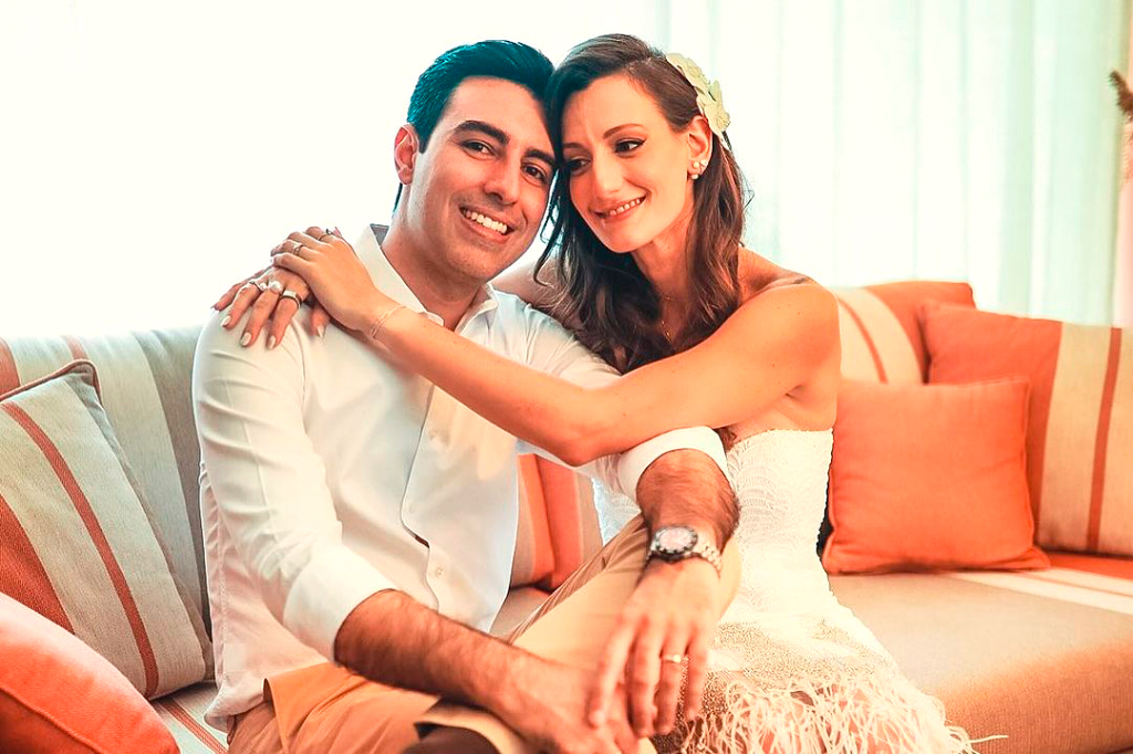 O advogado dr. Roberto de Biazi e sua esposa Heloísa Portugal estão em ritmo de festa e celebração pelas bodas de casamento de seu filho Beto Biazi e Ingrid. O casamento foi uma cerimônia restrita, de muita alegria e emoção que reuniu familiares mais próximos e amigos íntimos do casal. Helô Portugal está radiante pela benção do amor que transbordou em suas vidas, fortalecendo ainda mais os laços de amor que reina nesta linda família trazendo ainda mais felicidade ao Clã Biazi