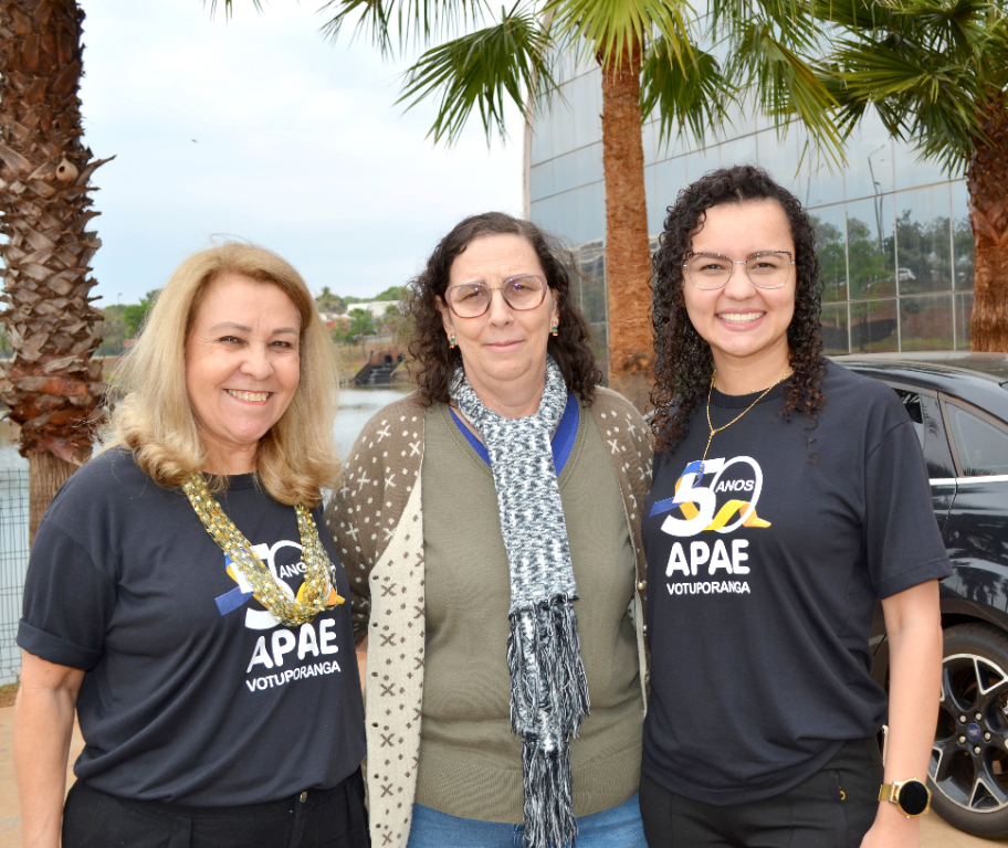 Aparecida Pereira de Moura Ribeiro, Sonia Amâncio e Tássia Moura representando a APAE no evento em que se deu a entrega do FIAT MOB 0km, doado pelo empresário Valmir Dornelas e sorteado na campanha “ Ação entre amigos” que beneficiou todas as entidades beneficentes de Votuporanga